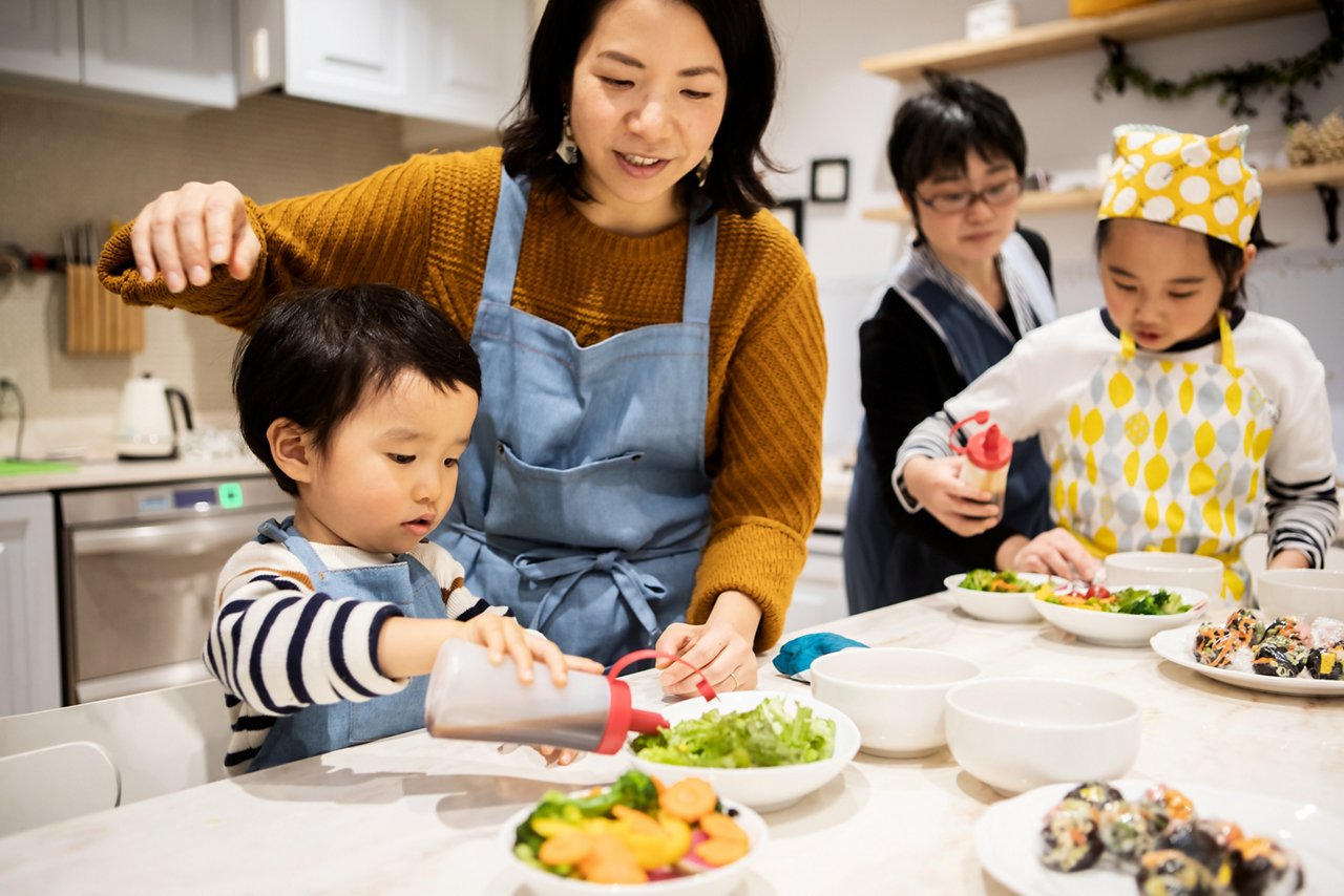 ライフスタイルホテルで地元の食材を使った料理教室を実施する様子