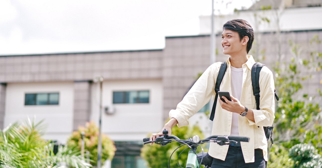  自転車を持った男性