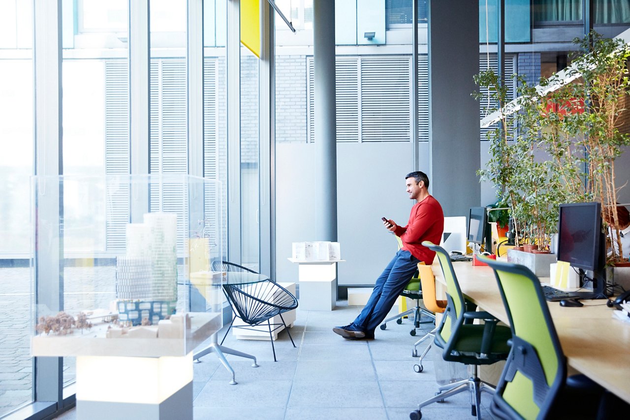 ワークライフバランスを重要視したオフィスで働く従業員の様子