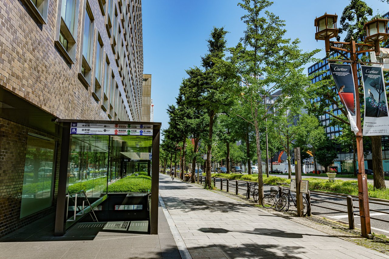 御堂筋沿いに建つ大規模ビル