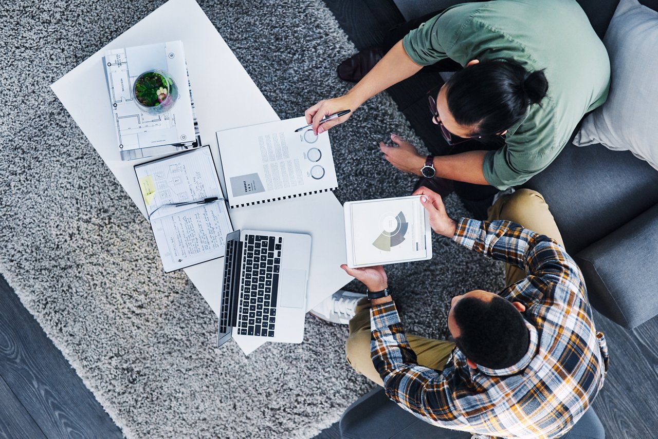 居抜きオフィスへの移転計画を練る社員