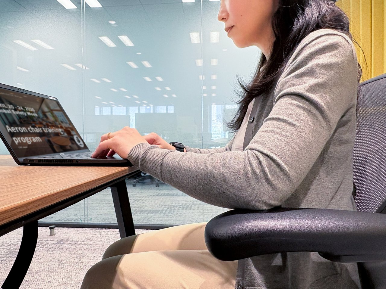 アームレストを活用してデスクワークする女性ワーカー