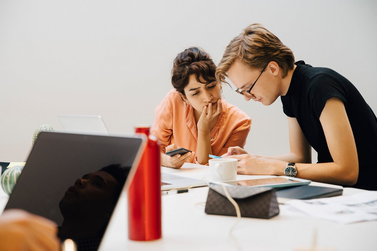 インキュベーションオフィスで起業家ネットワークを構築している利用者の様子