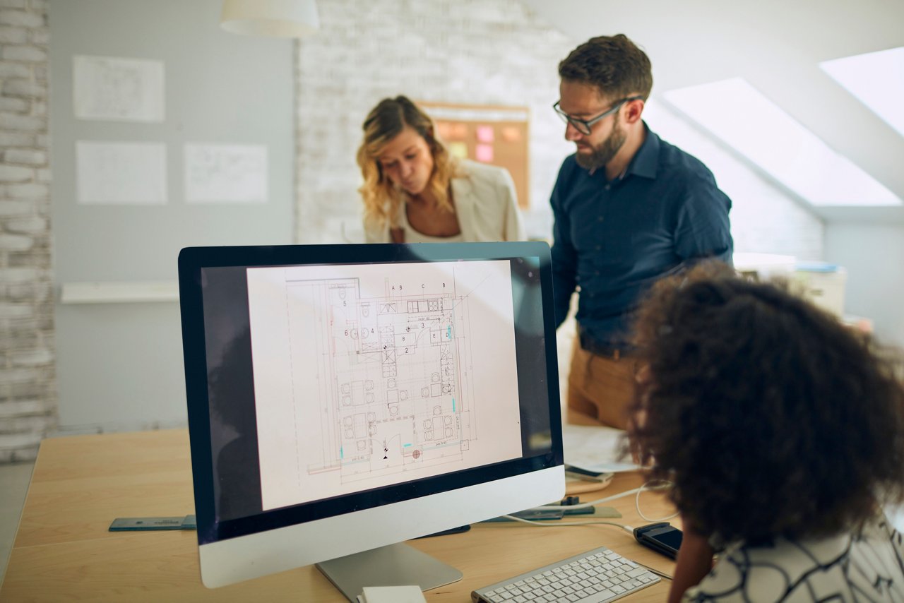 オフィス移転スケジュールを検討する社員