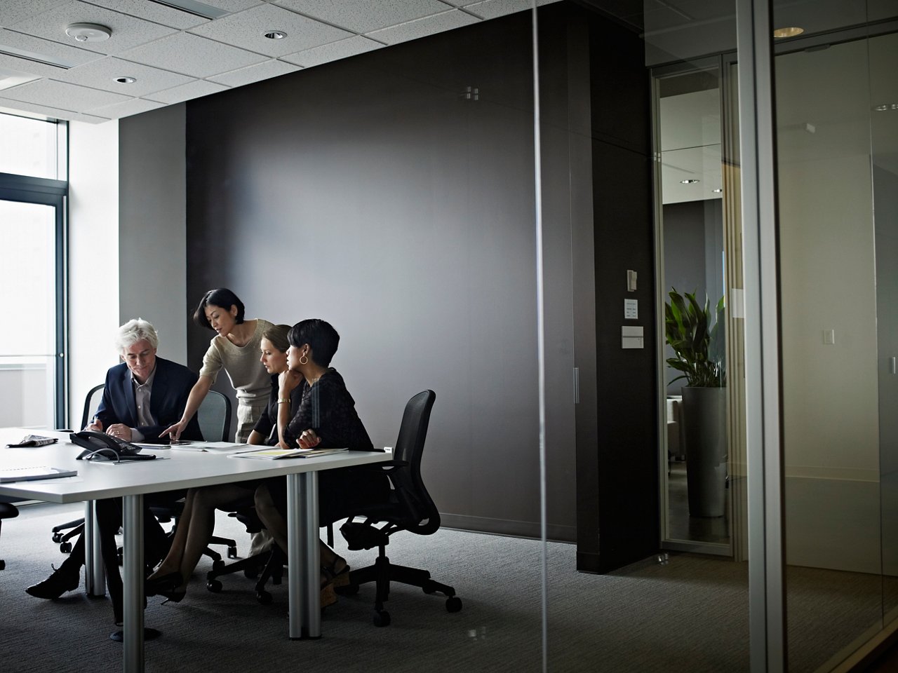 日本の不動産投資市場への参入について議論する海外投資家