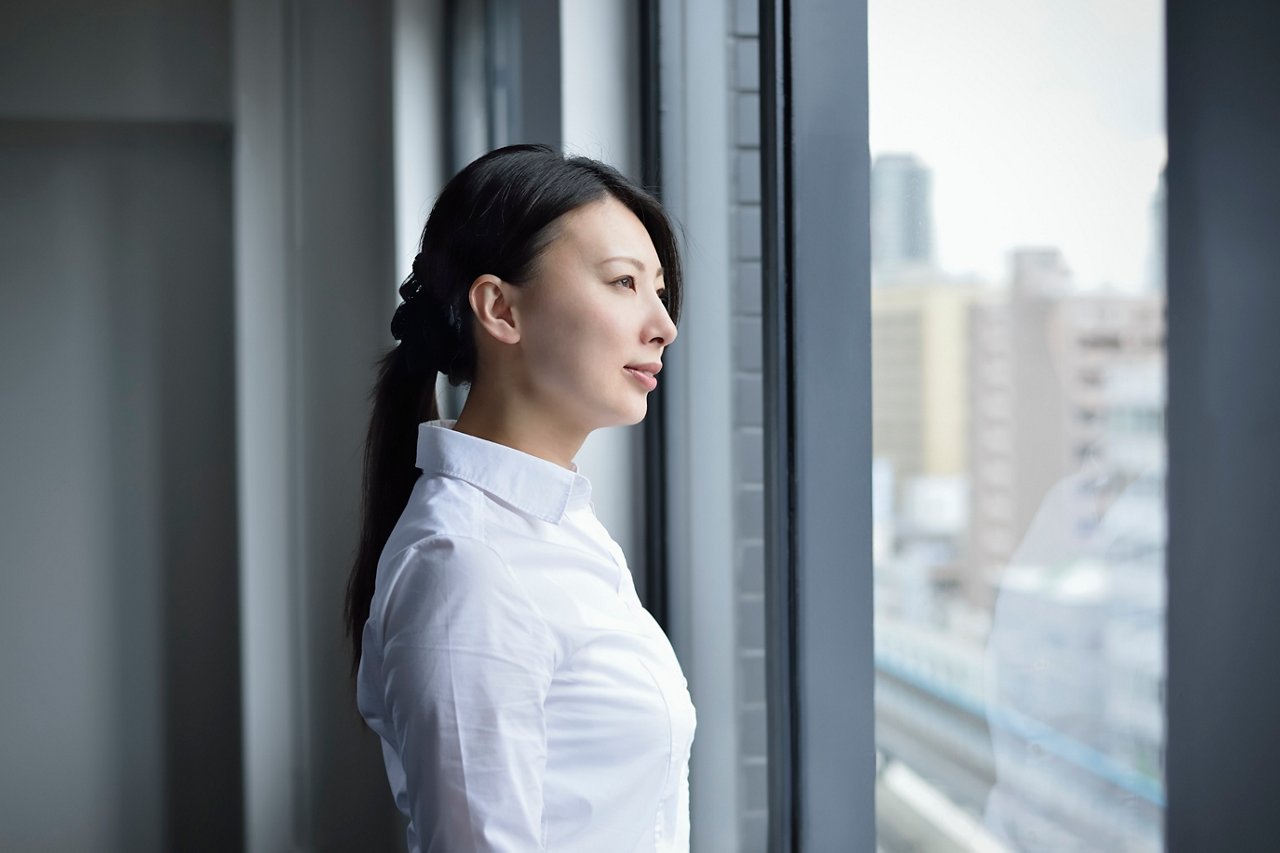 将来を展望する女性ワーカー