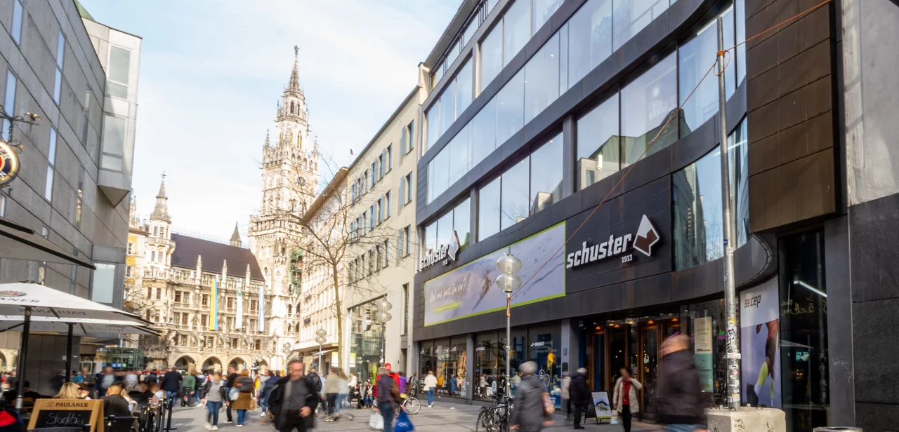 Moderne Geschäftsgebäude mit großen Glasfassaden