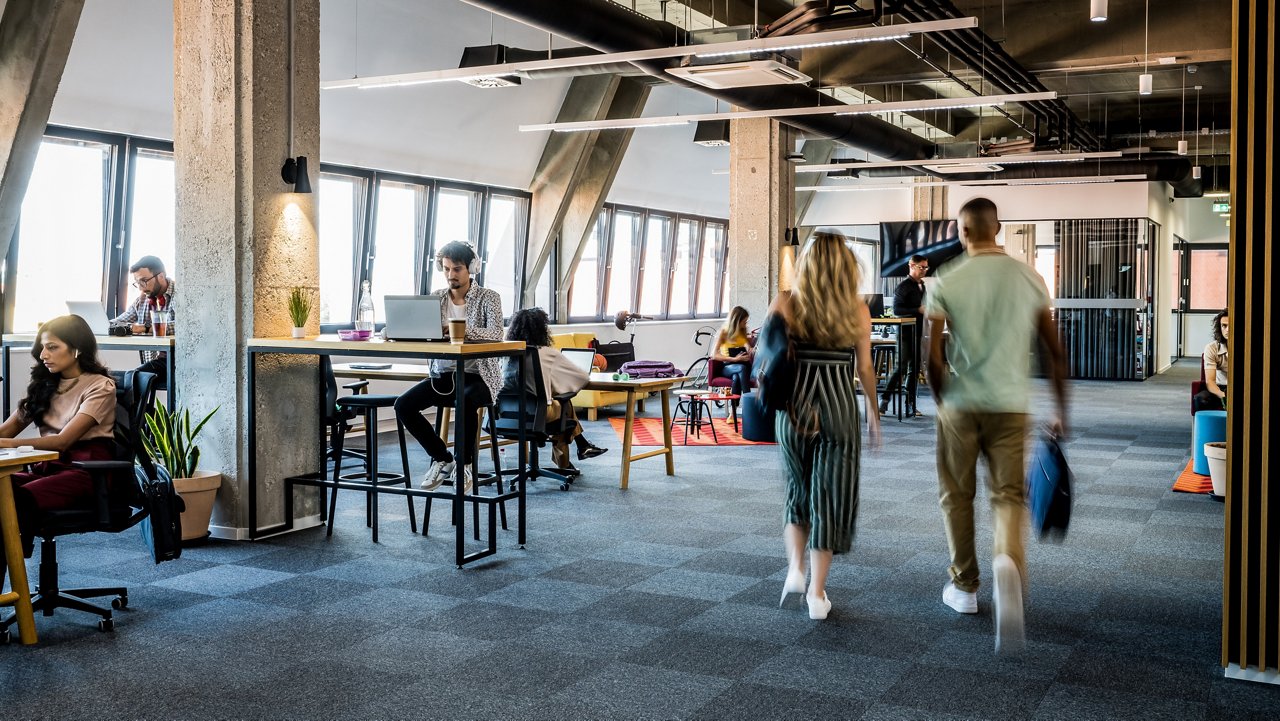 ユニバーサルデザインが適用されたオフィスで働く従業員