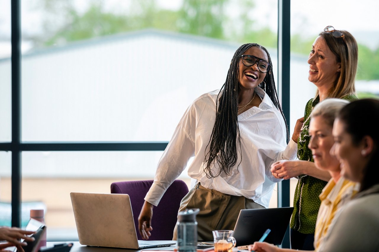 ワークライフマネジメントを意識したワークプレイスで働く従業員の様子