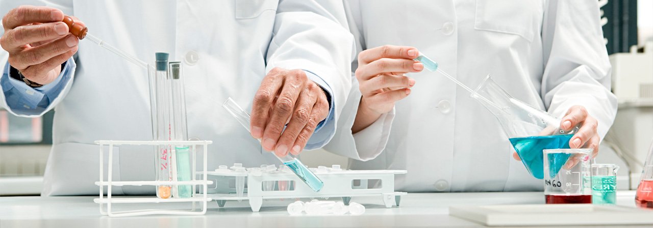 Pessoas trabalhando com tubos de ensaio e em testes clínicos