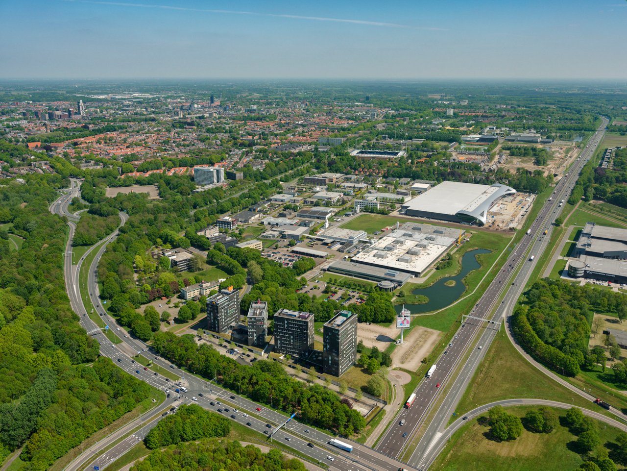 Tilburg, bedrijventerrein het Laar met de bouw van het futuristische distributiecentrum van Rhenus Contract Logistics. Rechts in beeld de A58.
© 4 mei 2018 Marco van Middelkoop/Aerophoto-Schiphol 