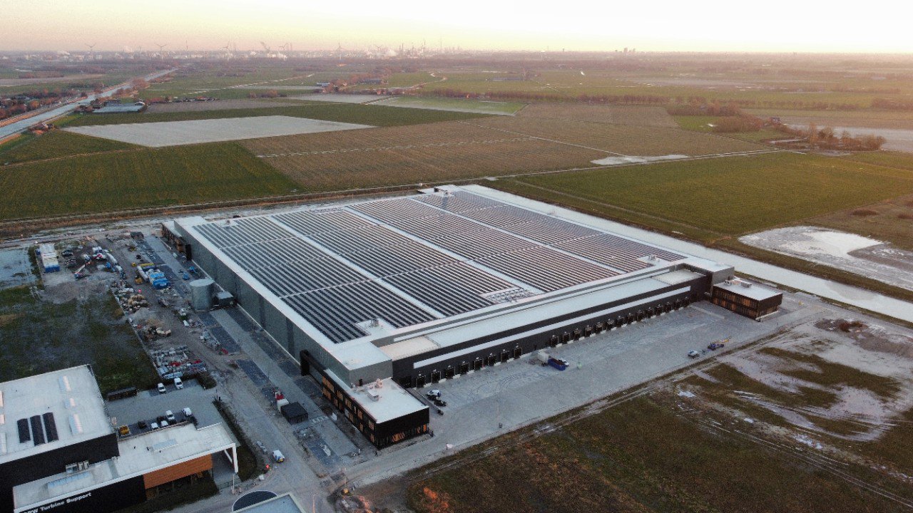 jll-emea-nl-aerial-view-over-rotterdam-logistics-park-hellevoetssluit.JPG