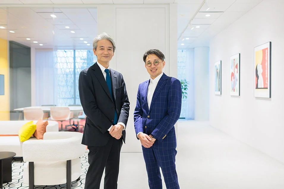 資生堂 ファシリティマネジメント部 部長 下野 勝之氏（左）、JLL日本 プロジェクト・開発マネジメント事業部 部長 石田 哲朗（右）