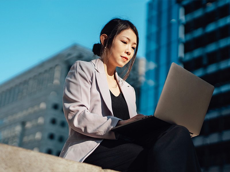 ベンチャー企業の経営者がフレキシブルに働いているイメージ図
