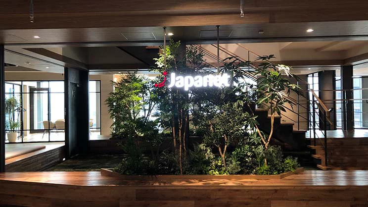 植栽豊かなオフィスエントランス