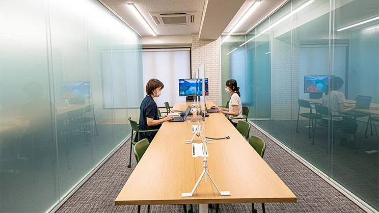 5階フロアの社内用ミーティングルーム