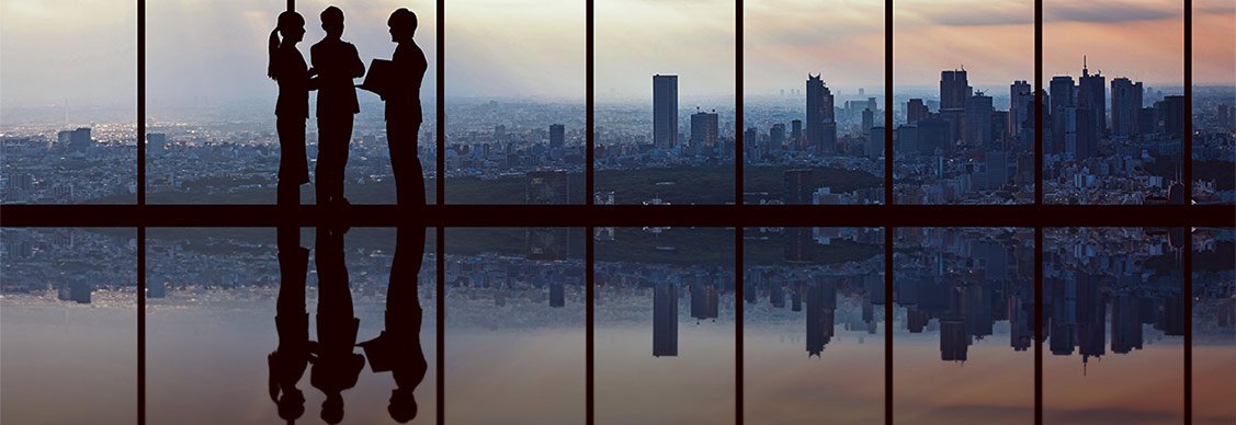 日本のオフィス投資について議論する投資家たち