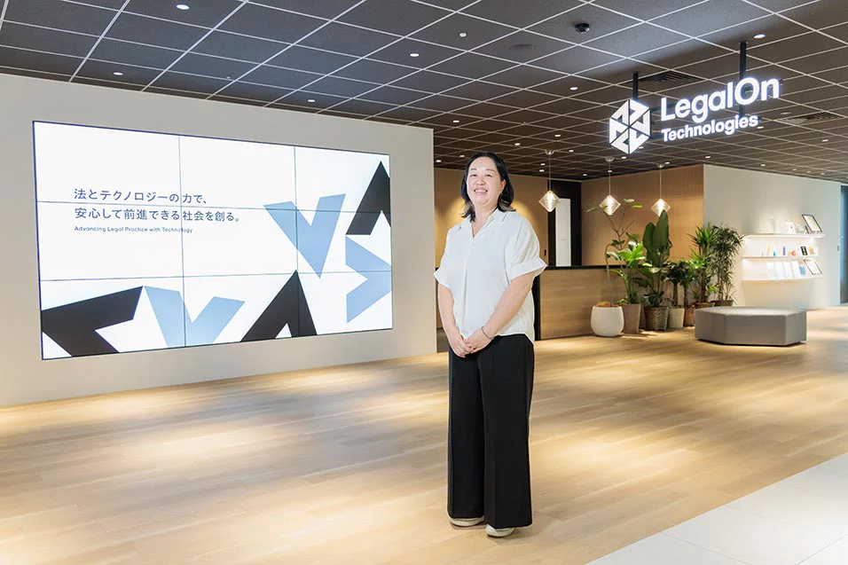 LegalOn Technologies 新オフィスのエントランスに立つ関 紀子氏