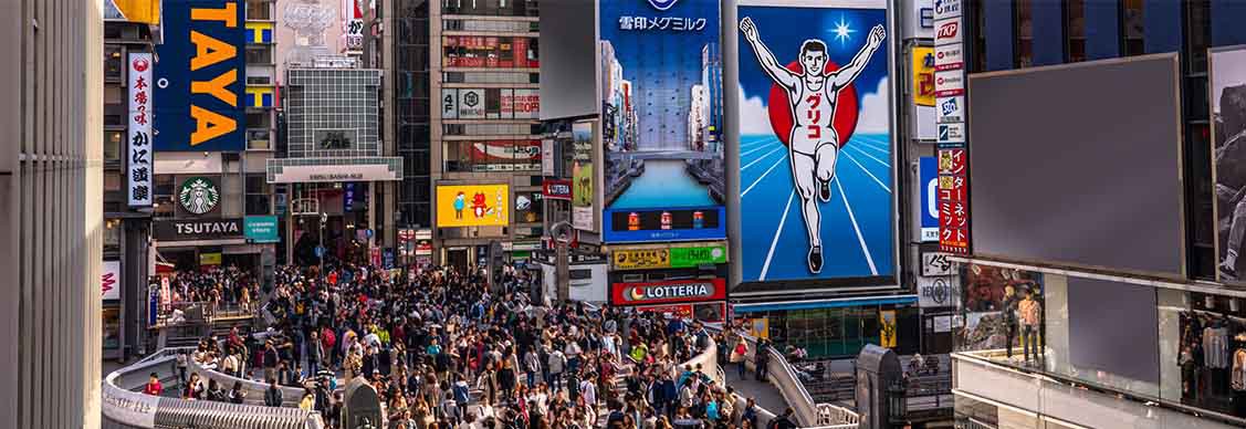 多くの人出で賑わう大阪ミナミ
