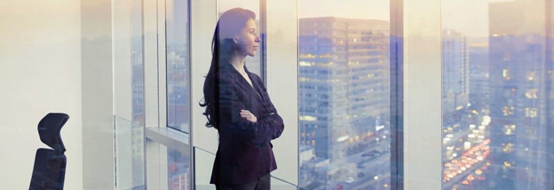 2024年の不動産投資市場に想いを馳せる女性投資家（画像はイメージ