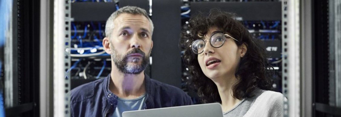 jll-people-checking-space-for-colocation-in-data-center