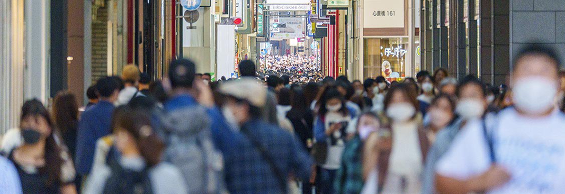 多くの人出で賑わうミナミ