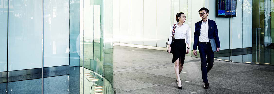 オフィスに出社する従業員