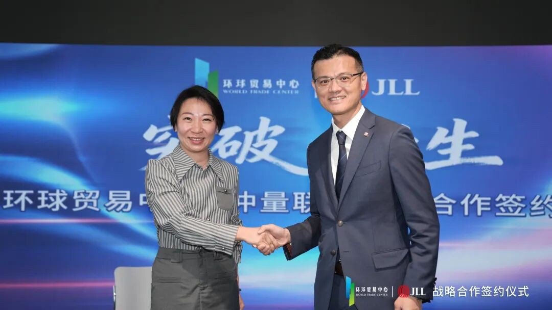 环球贸易中心总经理、集团商业运营中心总经理吴静敏（左）、 仲量联行华南区物业与资产管理部负责人陈绮琪（右） 在签约仪式上
