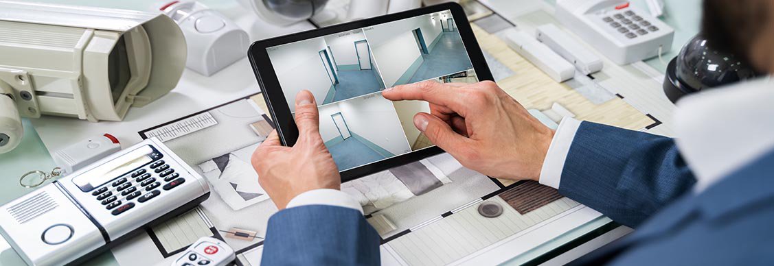 スマートオフィスの利用状況を解析している男性（画像はイメージ）