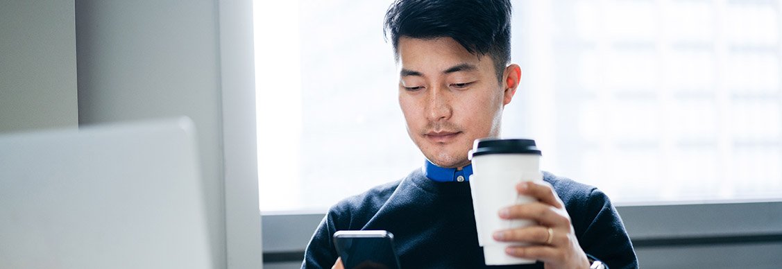 カフェでモバイルワーク中のワーカー