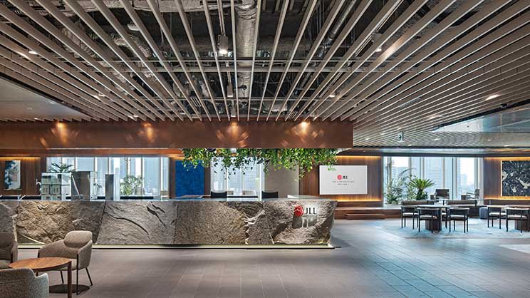 オフィスアートを展示しているJLL東京オフィスのゲストエリア