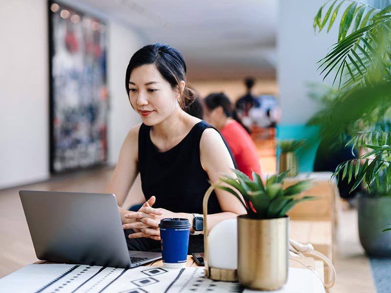 jll-woman-working-in-touch-down-office