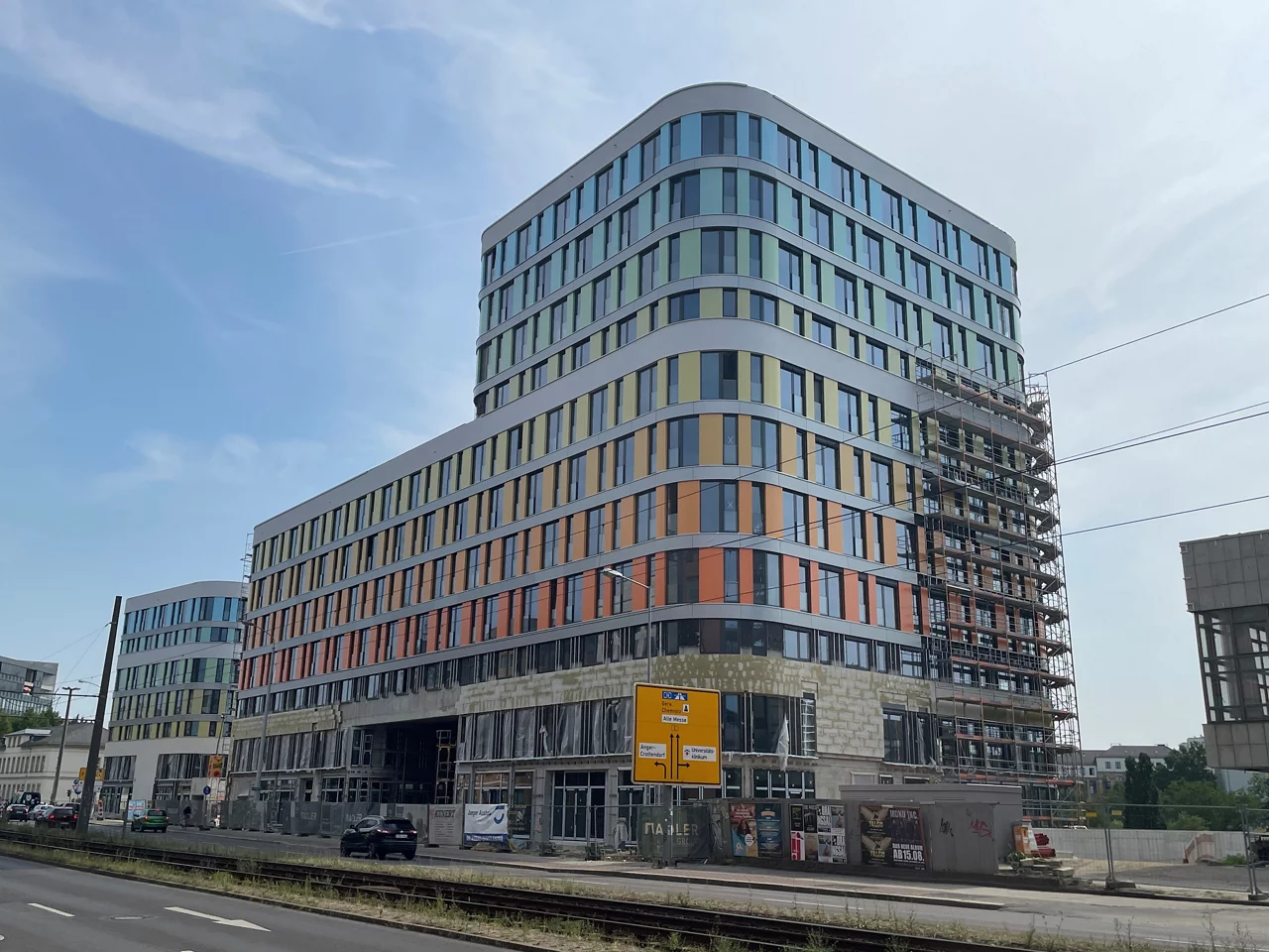 Fotografie von mehrstöckigem Gebäude bei blauem Himmel