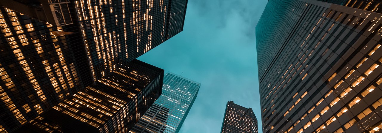 Fachadas de prédios corporativos iluminados à noite