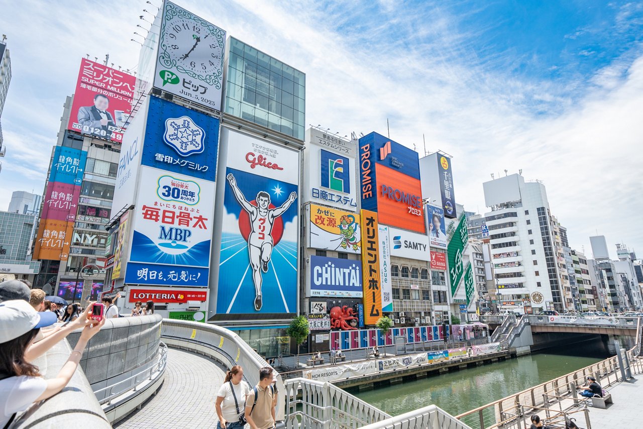 外国人観光客に人気のある戎橋とグリコ看板