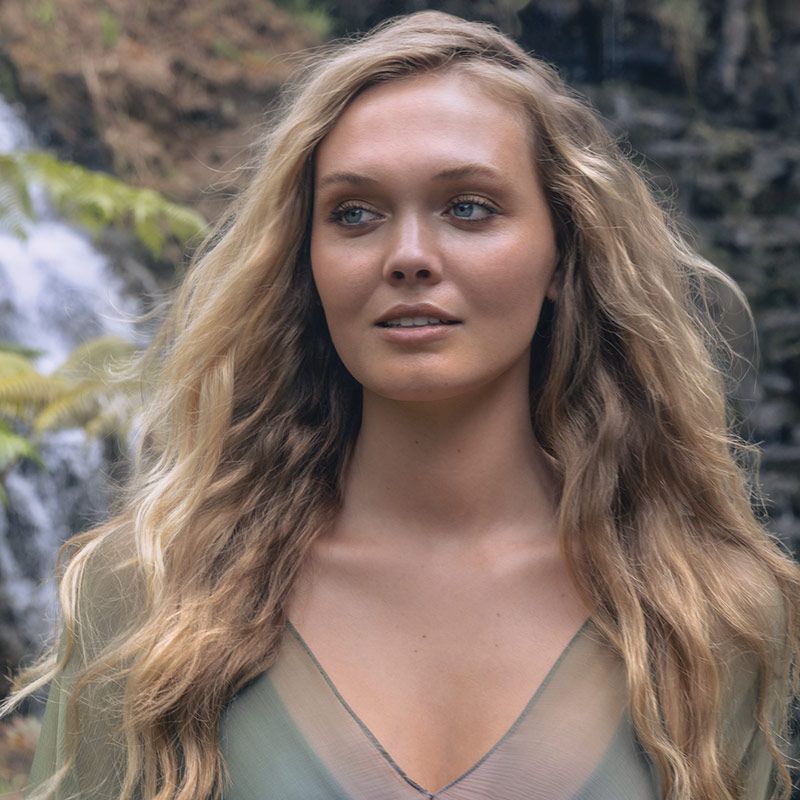 image of a woman with wavy blonde hair