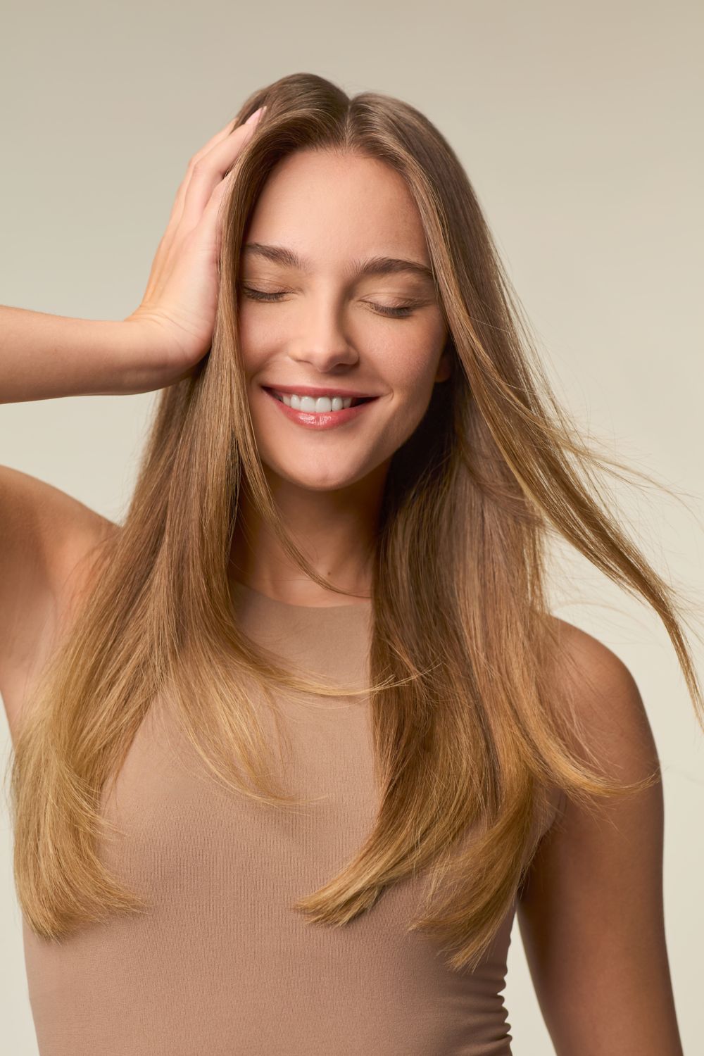 image of model with straight blonde hair