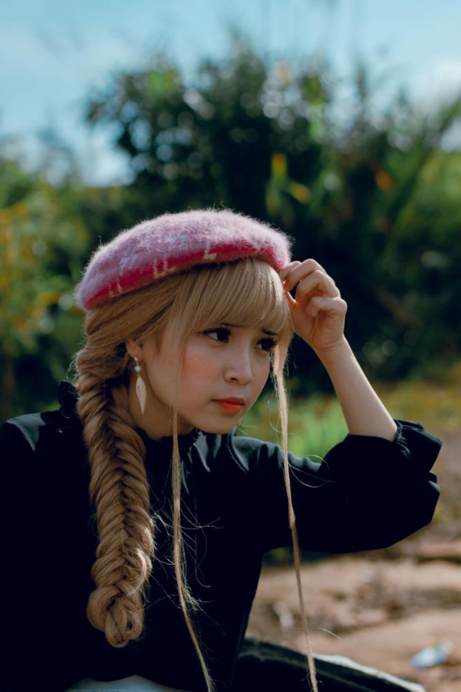 Woman with hat and fishtail braid for thin hair