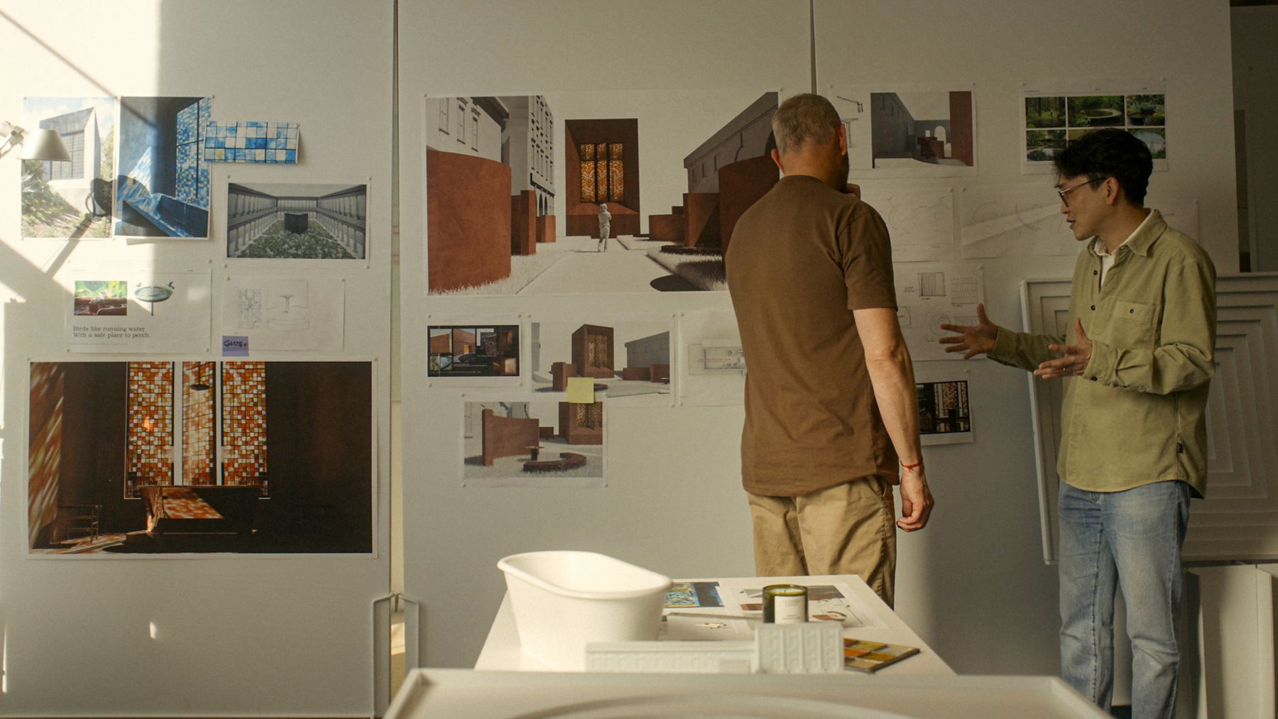 L’équipe de design industriel de Kohler examine des plans accrochés au mur.