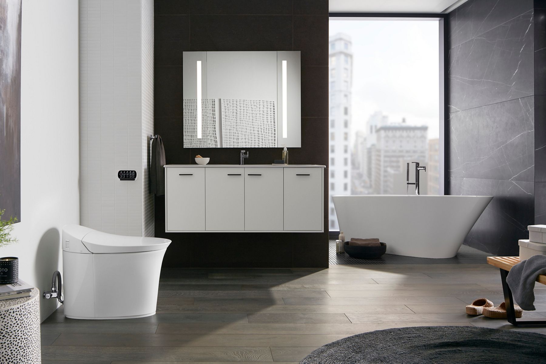 Une salle de bain contemporaine avec une baignoire autoportante blanche et une toilette intelligente de la collection Veil.