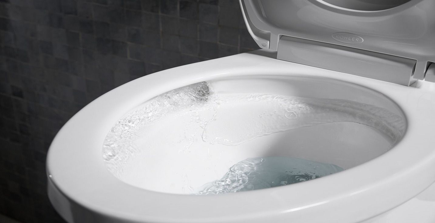 Toilette intelligente avec couvercle ouvert montrant l’écoulement de l’eau à l’intérieur de la cuvette, indiquant que la chasse d’eau est en cours.