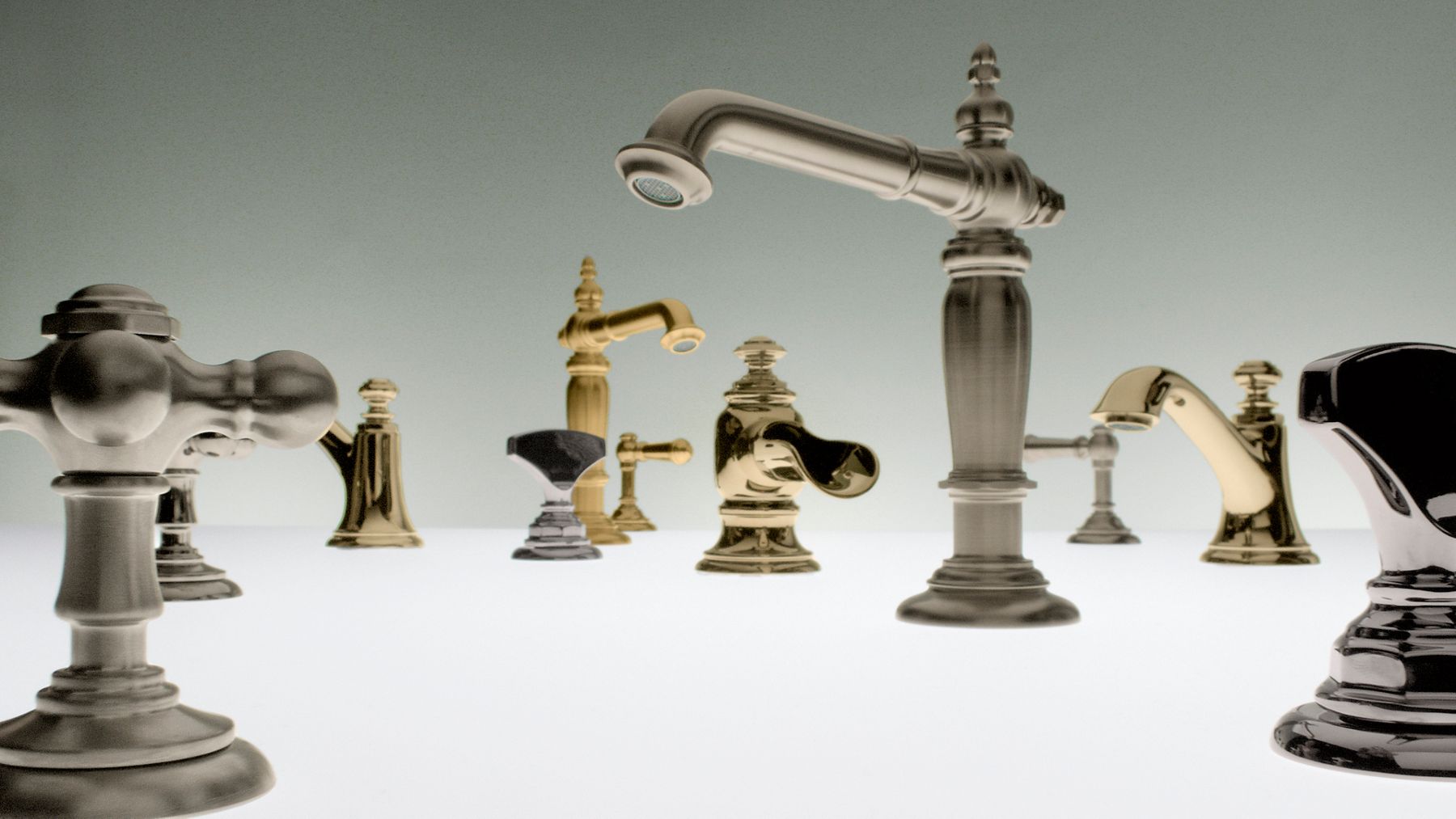 Gros plan sur une collection complète de becs Artifacts de Kohler dans différents finis.
