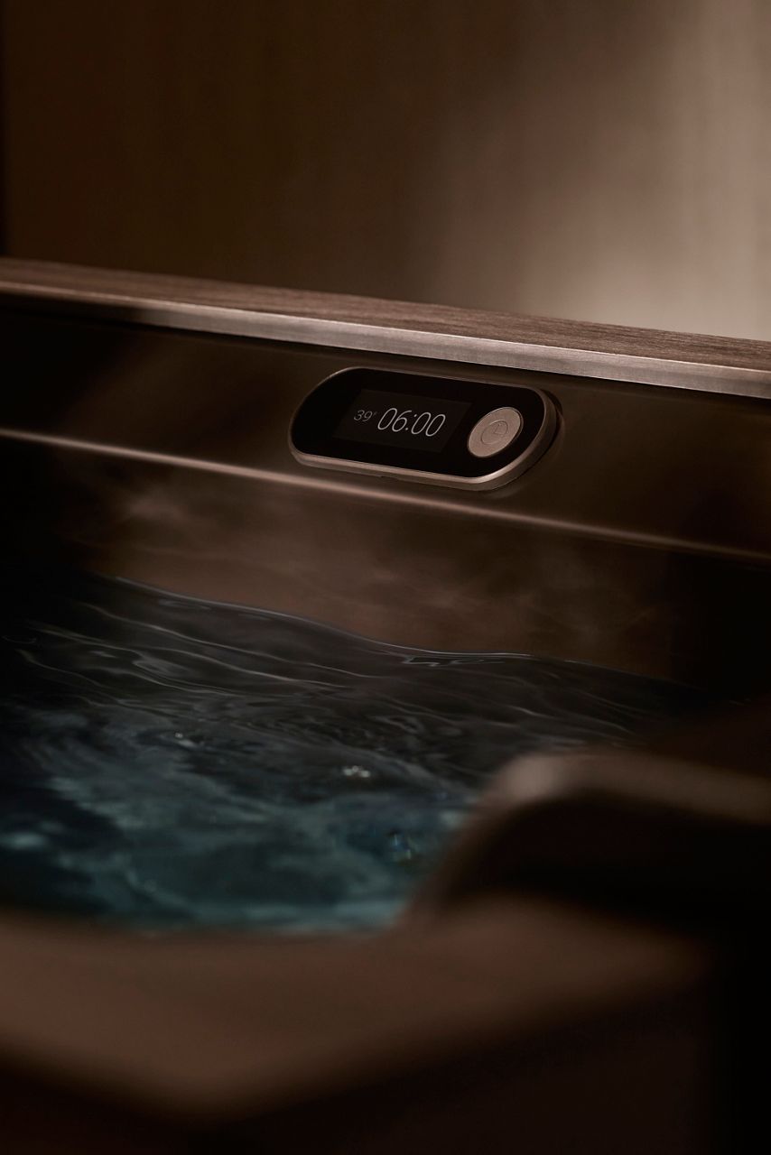 Gros plan d’un panneau de commande de la baignoire pour bain de glace Kohler x Remedy Place, affichant une température de 39 °F et la minuterie réglée à 21 secondes. Le texte fait la promotion de la collaboration entre Kohler et Remedy Place, mentionnant le lancement de la baignoire pour bain de glace au printemps 2025. Une invite « Register to Pre-Order » (S’inscrire pour précommander) est incluse, ainsi qu’une petite case dans le coin droit avec le numéro de téléphone du contact pour le produit et les demandes concernant une commande.
