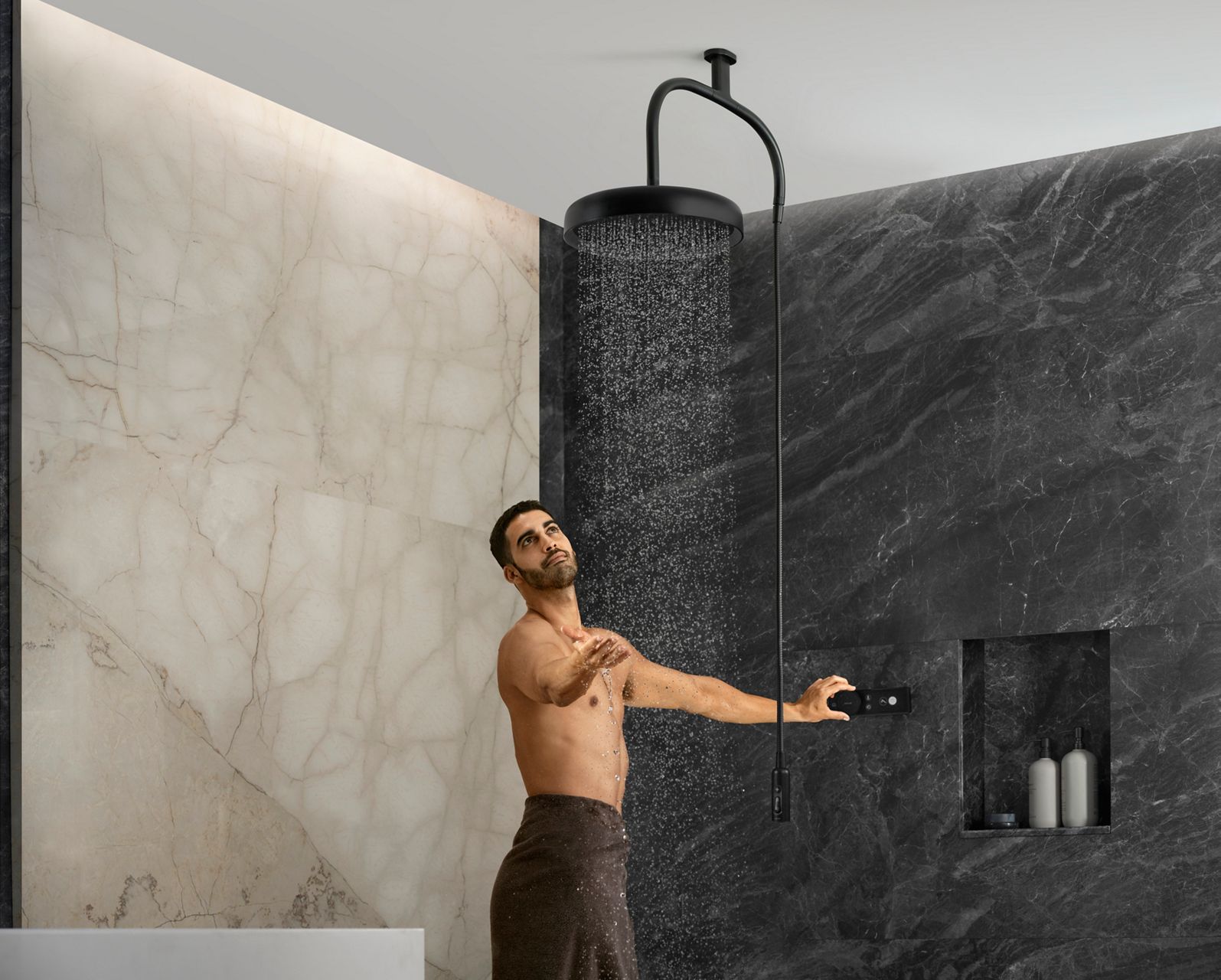 Homme dans la douche avec commandes de panneau mural KOHLER
