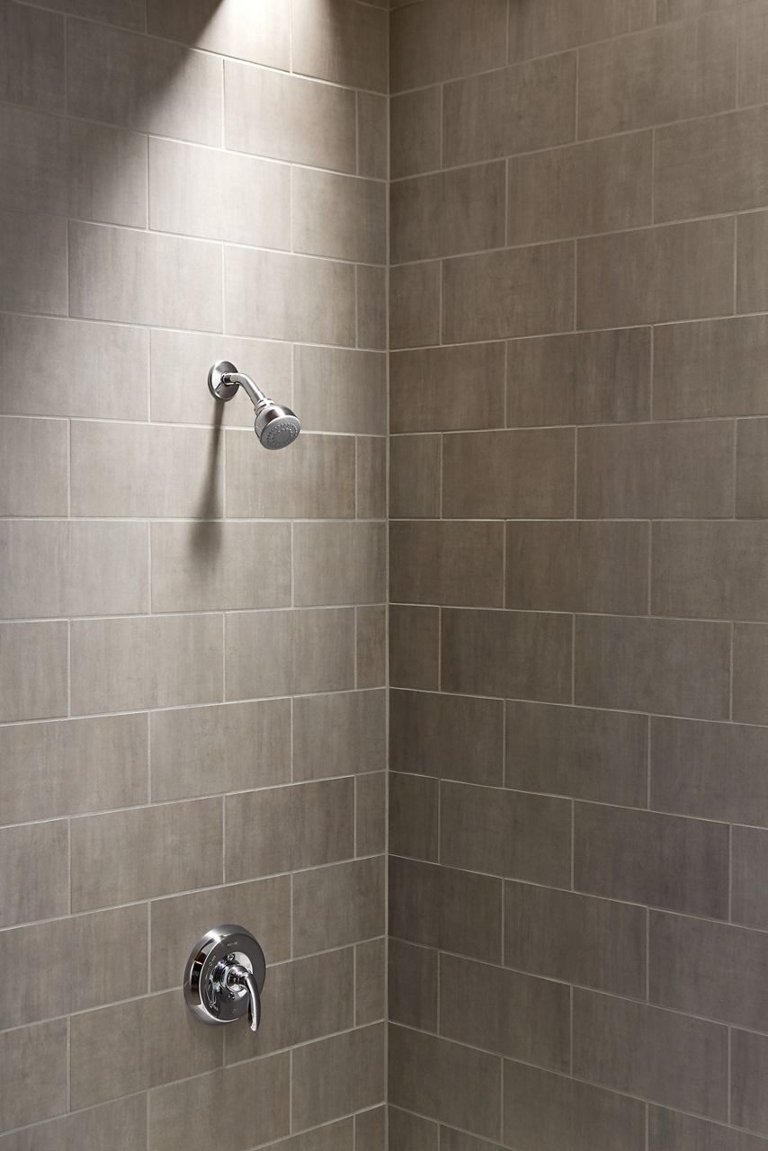 Trois images montrant avant, pendant et après l’installation d’une colonne de douche HydroRail de KOHLER dans une douche