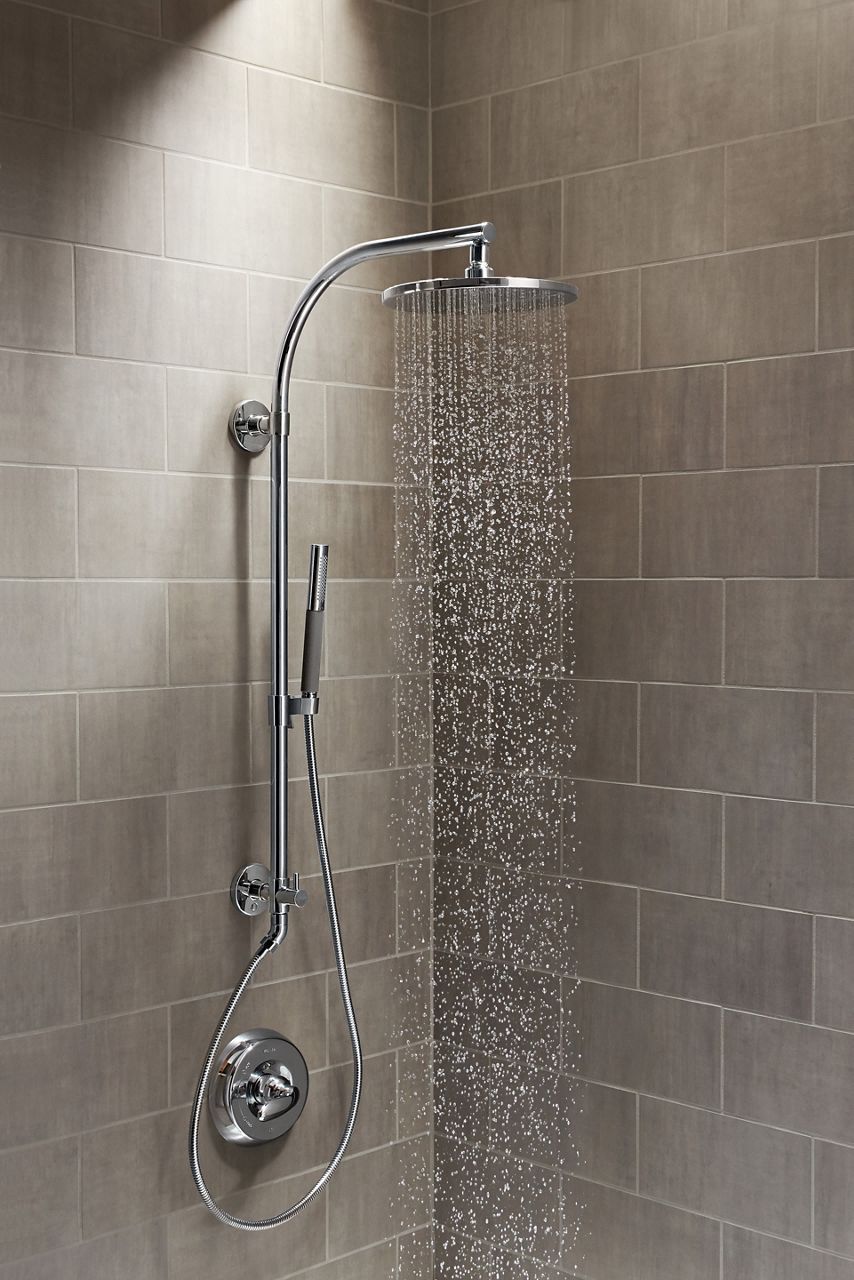 Trois images montrant avant, pendant et après l’installation d’une colonne de douche HydroRail de KOHLER dans une douche