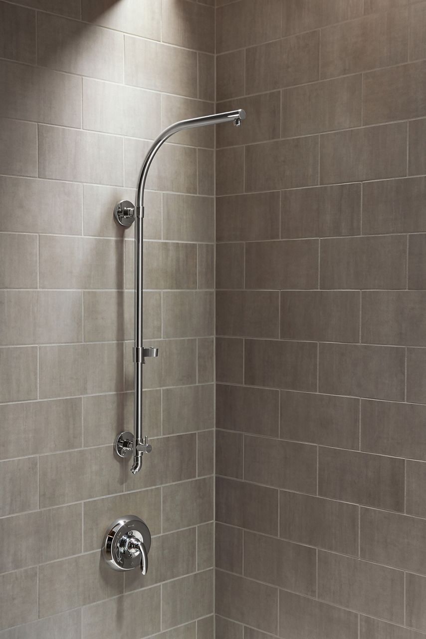 Trois images montrant avant, pendant et après l’installation d’une colonne de douche HydroRail de KOHLER dans une douche