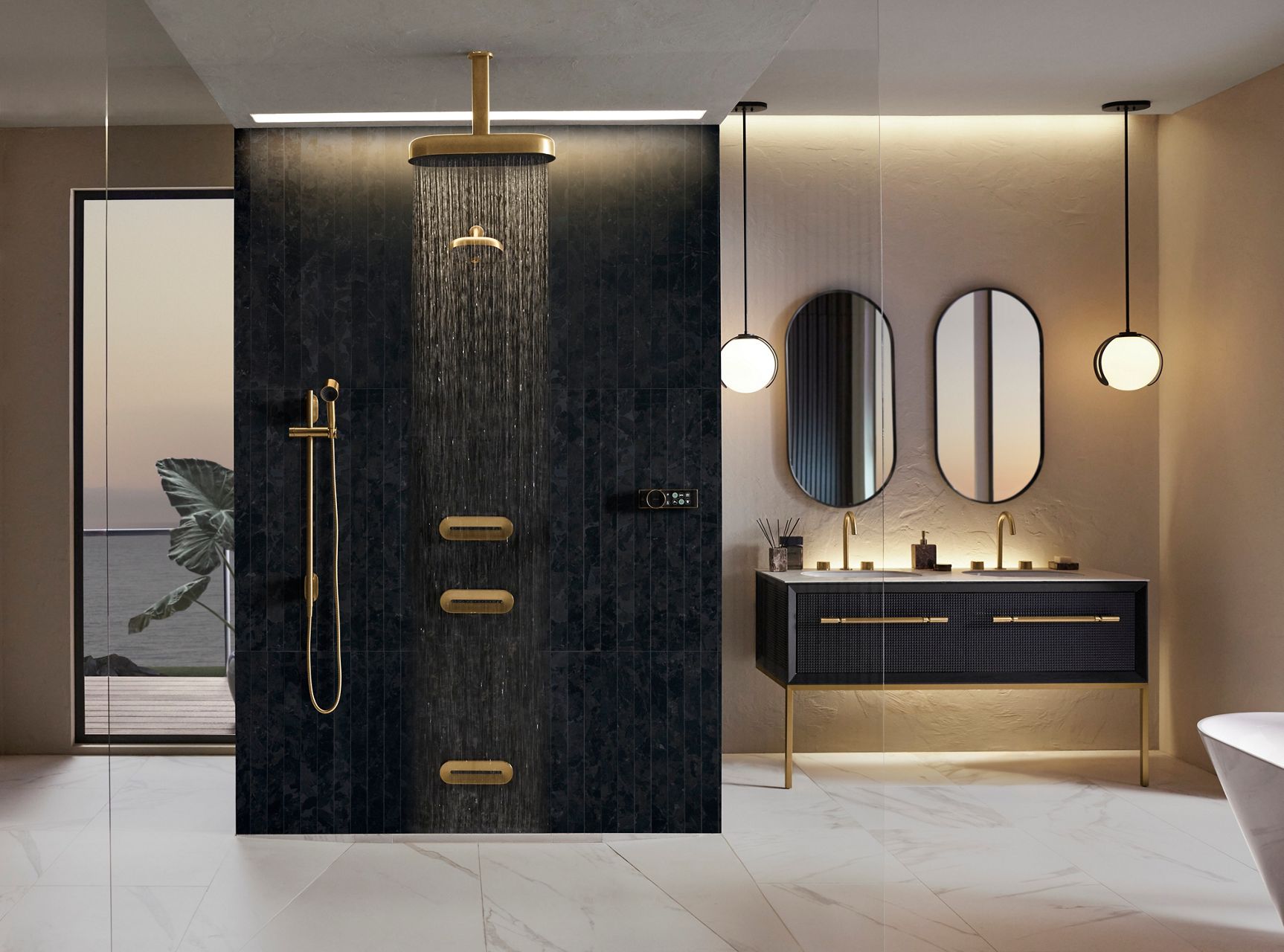 Une grande salle de bain aux tons de noir, havane et or avec une douche à air ouverte au centre qui comprend une pomme de douche à effet de pluie, une pomme de douche, des jets corporels et une douchette.