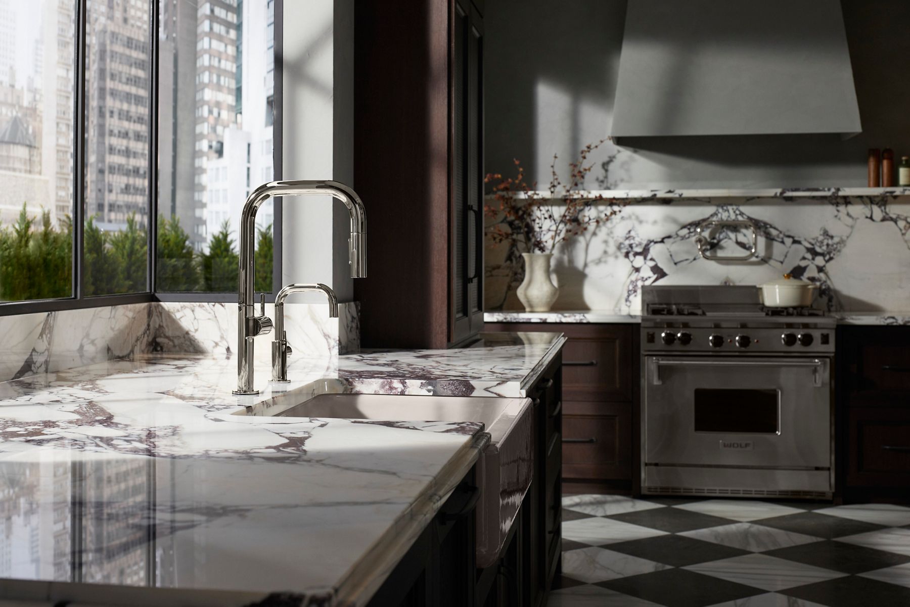 Robinet de cuisine contemporain au fini chrome