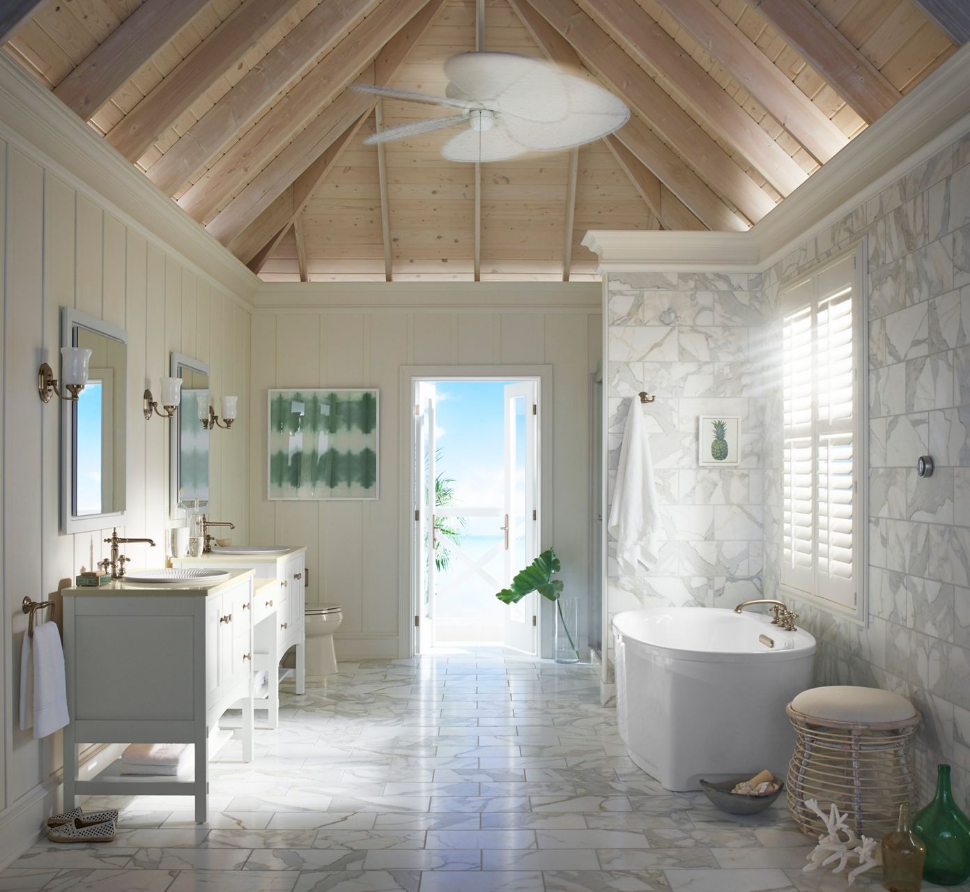 Une salle de bain blanc sur blanc avec plafond voûté, une baignoire autoportante et un mélange de murs lambrissés et tapissés